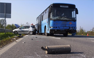 Autóbusz és személyautó ütközött össze a 47-es úton, egy ember meghalt