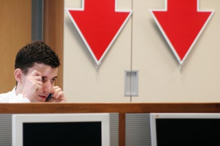 Bankbetétek és részvénypiacok felé terel a kamatvágás