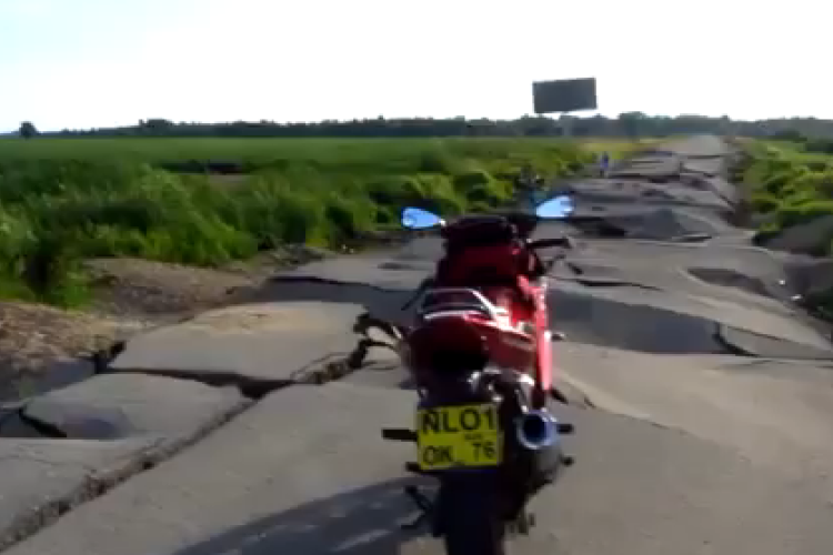 A világ legrosszabb útja: mint valami hullámvasút! (Videó)