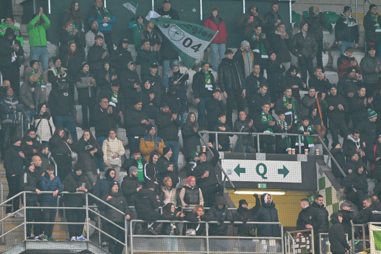 Egy szék háttámlával ütötte a biztonsági őrt a győri stadionban