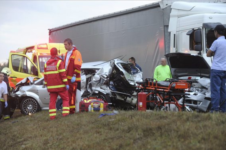 Tömegbaleset - Három román állampolgár halt meg az M5-ösön történt balesetben