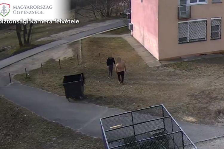 Félmeztelenül esett neki egy esztergomi lakótelepen - Videóval