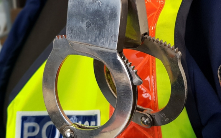 Vádat emeltek a lányát kádba fojtó nővel és élettársával szemben