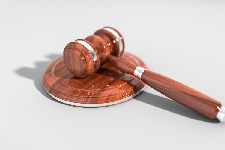 Megvert és kirabolt egy idős nőt a villamoson, elítélték