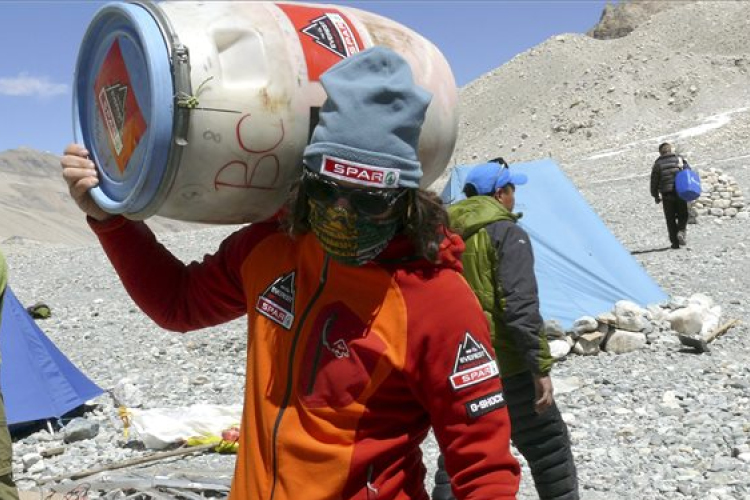 Everest-expedíció - Elérte az alaptábort Klein Dávid