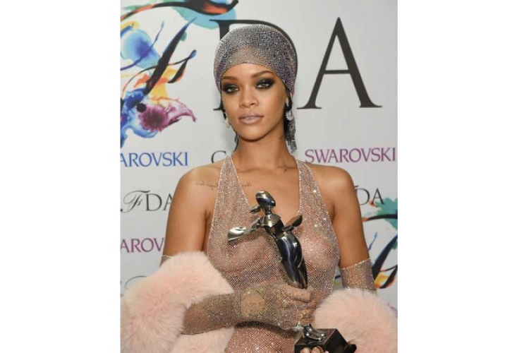 Rihanna újabban pénzért veszi a pasikat