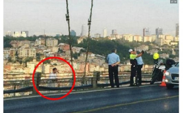 A rendőr szelfizett mialatt az 