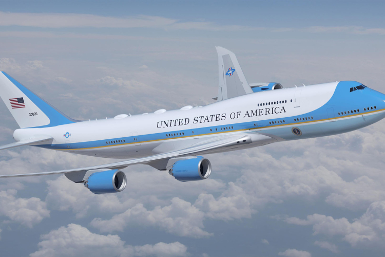 Műszaki hiba miatt visszatért az Egyesült Államokba a Trumpot szállító elnöki gép