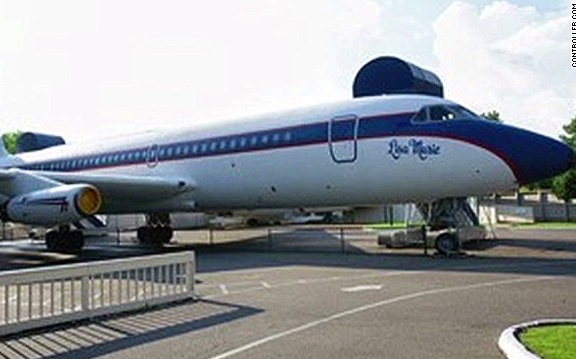 Eladásra kínálják Elvis Presley két repülőgépét