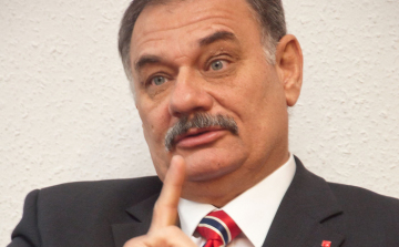 Négy gyanúsítottja van annak az ügynek, amelyben Hiszékeny Dezsőt is meggyanúsítaná az ügyészség