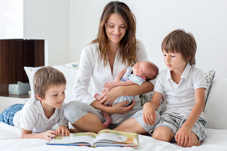 Hasznos és gyakorlati információkat ad a NAV a háromgyermekes anyák adókedvezményének érvényesítéséhez