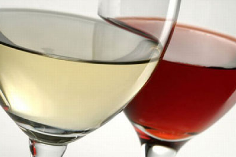 Borhetekkel várják a turistákat a Balatonnál