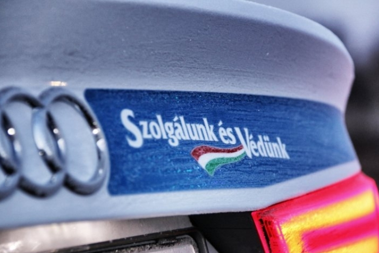 Napok óta nem evett, kocsijában találtak rá