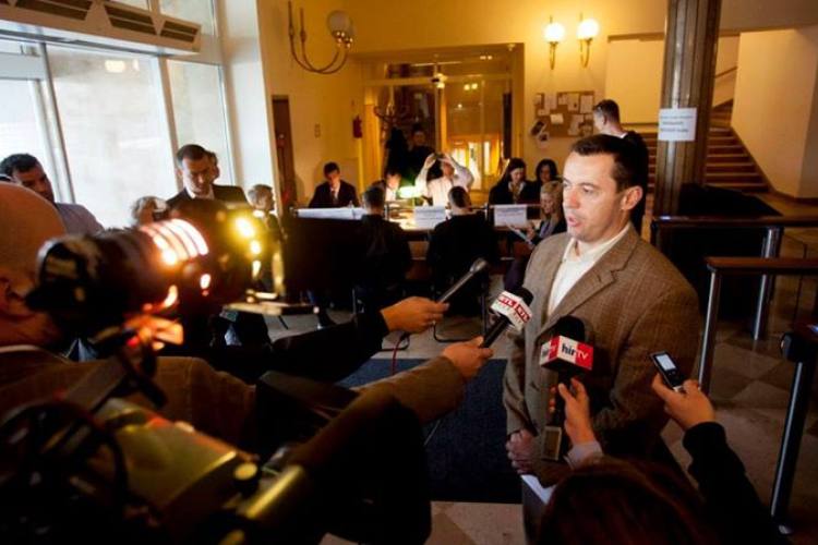 Eltávolították a Jobbik képviselőinek bútorait a Képviselői Irodaház aulájából