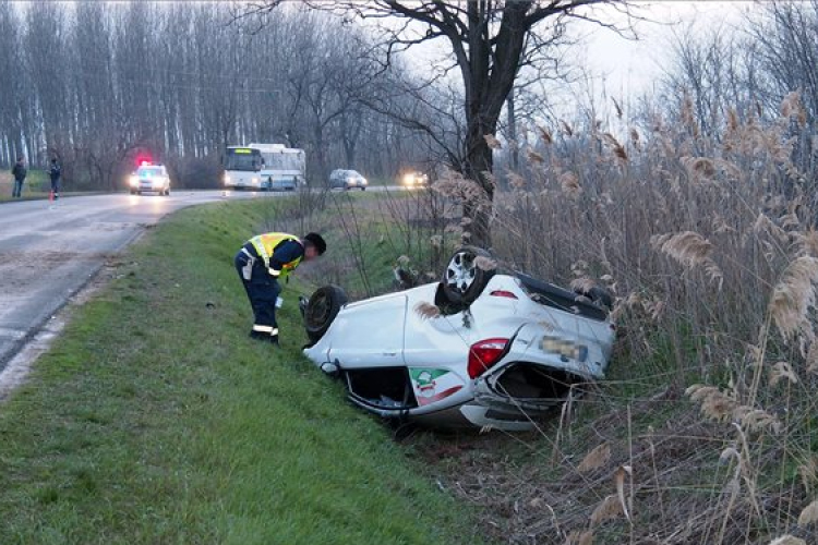 Felborult egy autó Kecskemét közelében 