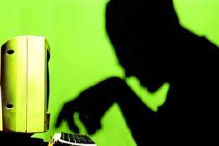 Internetes zaklatás miatt tesz feljelentést a KIM 