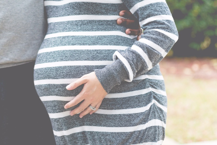 Először haladta meg a 30-on túl gyereket várók száma a huszonévesekét Angliában