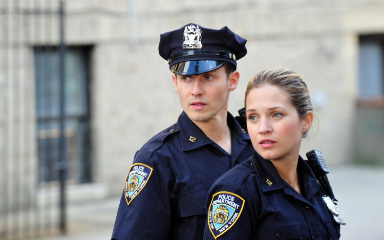 Rendőrök lepik el a Universal Channelt