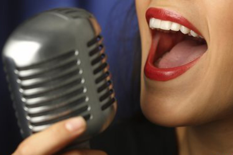 Végigénekelte torokműtétjét egy énekesnő, hogy megmentse a hangját