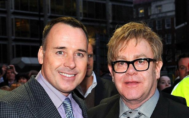 Elton John is összeházasodik élettársával