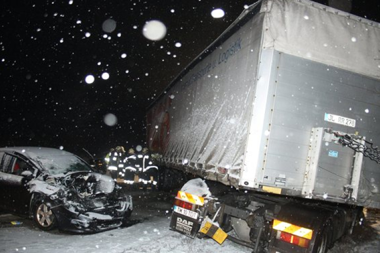 Kamion ütközött személyautókkal a 8-as főúton